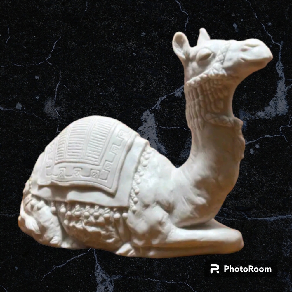 VTG Avon 84 Nativity Collectibles The Camel White Porcelain Figurine Boxed 5"